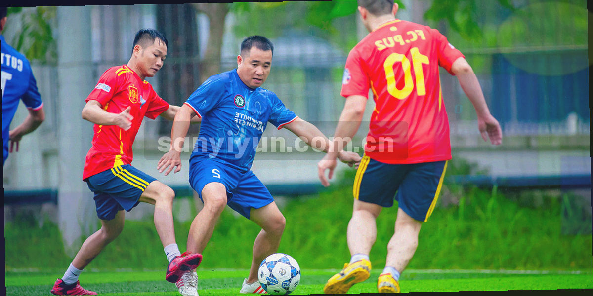抽象网络连接与数据光点图形，蓝色背景上分布着绿色通信线条